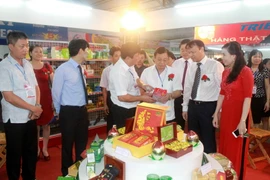 Các đại biểu tham quan các gian hàng tại hội chợ. (Ảnh: Lan Anh/TTXVN)