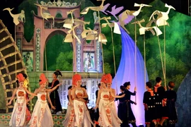 Một tiết mục biểu diễn trong đêm khai mạc. (Ảnh: Thanh Hà/TTXVN)