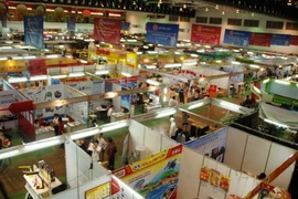 Toàn cảnh các gian hàng tại Hội chợ Thương mại Lào-Việt 2015. (Ảnh: Phạm Kiên/Vietnam+)