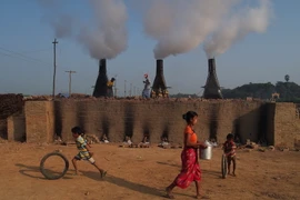 Một nhà máy sản xuất gạch tại thành phố Mandalay, phía bắc Myanmar. (Nguồn: AFP/TTXVN)