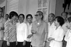 Tổng Bí thư Nguyễn Văn Linh gặp gỡ lãnh đạo Thành ủy thành phố Hồ Chí Minh. (Ảnh: Văn Khánh/TTXVN)