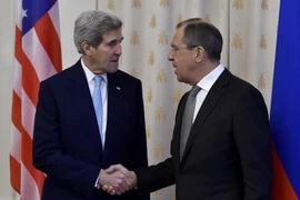 Ngoại trưởng Nga Sergei Lavrov (phải) hội đàm với Ngoại trưởng Mỹ John Kerry ngày 15/12. (Nguồn: AFP/TTXVN)