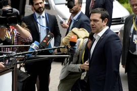 Thủ tướng Hy Lạp Alexis Tsipras trả lời phỏng vấn báo chí trước Hội nghị Liên minh châu Âu ở Brussels, Bỉ ngày 26/6. (Nguồn: AFP/TTXVN)