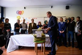 Tổng thống Thổ Nhĩ Kỳ Recep Tayyip Erdogan (giữa) bỏ phiếu tại một địa điểm bầu cử ở Istanbul. (Nguồn: AFP/TTXVN)