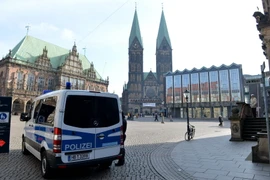 Xe của cảnh sát tuần tra tại khu chợ trước tòa thị chính thành phố ở Bremen. (Nguồn: AFP/TTXVN)