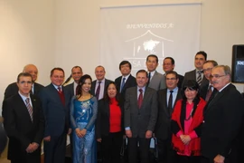 Việt kiều Phạm Liên, Giám đốc điều hành Nhà châu Á, cùng đại diện Ngoai giao đoàn tại Argentina. (Ảnh: Diệu Hương/Vietnam+)