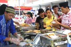 Thưởng thức các món ăn đặc sản của Malaysia. (Ảnh: Thanh Vũ/TTXVN)