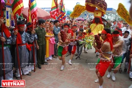 Tượng thần Pháp Lôi được người dân rước về chùa Ôn Xá