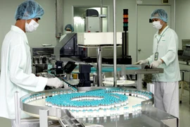 Sản xuất vắc xin phòng bệnh tại Công ty Vắcxin và sinh phẩm số 1. (Ảnh: Dương Ngọc/TTXVN)