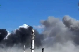 Khói bốc lên từ các cuộc không kích của quân đội Nga tại thị trấn Talbisseh, tỉnh Homs, Syria ngày 30/9. (Nguồn: AFP/TTXVN)