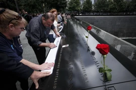 Thân nhân các nạn nhân vụ khủng bố tại lễ tưởng niệm ở New York ngày 11/9. (Nguồn: AFP/TTXVN)
