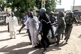 Nhân viên an ninh chuyển thi thể nạn nhân vụ đánh bom kép tại Maroua, bắc Cameroon ngày 22/7. (Nguồn: AFP/TTXVN)