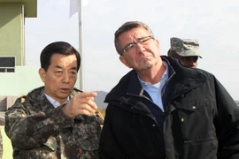 Bộ trưởng Quốc phòng Hàn Quốc Han Min-Koo (trái) và Bộ trưởng Quốc phòng Ashton Carter trong chuyến thăm khu phi quân sự liên Triều. (Nguồn: AFP/TTXVN)