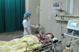 Một trong số các bệnh nhân ngộ độc thực phẩm đang được điều trị tích cực tại Bệnh viên Đa khoa tỉnh Ninh Bình. (Ảnh: Ninh Đức Phương/TTXVN)