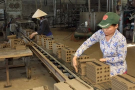 Sản xuất gạch tuynen tại Công ty TNHH gạch tuynen Phú Sơn. (Ảnh: Đình Huệ/TTXVN)