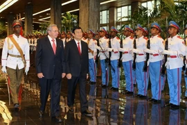 Chủ tịch Hội đồng Nhà nước Cuba Raul Castro và Chủ tịch nước Trương Tấn Sang duyệt đội danh dự. (Ảnh: Nguyễn Khang/TTXVN)