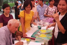 Tác giả David Devin ký tặng sách cho người hâm mộ. (Nguồn: NXB Phụ nữ)