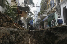 Đào đường, đào vỉa hè là một trong những hành vi vi phạm hành lang bảo vệ an toàn lưới điện cao áp cáp ngầm. (Ảnh: Thanh Tùng/TTXVN)