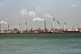 Nhà máy lọc dầu của hãng Shell tại Pulau Bukom, Singapore. (Nguồn: AFP/TTXVN)