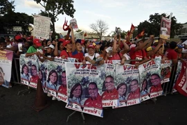 Những người ủng hộ Tổng thống Nicolas Maduro trong chiến dịch vận động tranh cử của ông tại sân vận động ở Caracas ngày 1/12. (Nguồn: AFP/TTXVN)