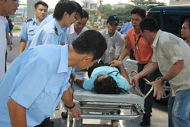 Công nhân nghi bị ngộ độc khí được đưa đi cấp cứu tại Bệnh viện đa khoa Đồng Nai. (Ảnh: Sỹ Tuyên/TTXVN)