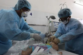 Bệnh viện Nhi Đồng 1 diễn tập tình huống đặt ống nội khí, lấy máu xét nghiệm MERS - CoV. (Ảnh: Phương Vy/TTXVN)