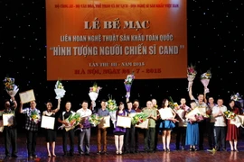 Ban tổ chức giao giải Vàng cho các cá nhân xuất sắc. (Ảnh: Minh Đức/TTXVN)