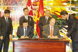 Thủ tướng Nguyễn Tấn Dũng và Chủ tịch Raul Castro Ruz chứng kiến Lễ ký Chương trình nghị sự kinh tế trung hạn song phương Việt Nam-Cuba tại thủ đô Havana tháng 3/2014. (Ảnh: Đức Tám/TTXVN)