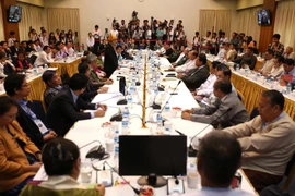 Chính phủ Myanmar và đại diện cấp cao các nhóm vũ trang tại bàn đàm phán Yangon, ngày 7/8. (Nguồn: THX/TTXVN)