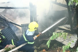 Nghệ An: Kho bốc cháy dữ dội khi công nhân đang làm việc