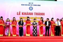 Phó Chủ tịch nước Nguyễn Thị Doan và các đại biểu cắt băng khánh thành khu điều trị. (Ảnh: Dương Ngọc/TTXVN)
