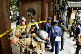 Cảnh sát và lính cứu hỏa làm nhiệm vụ tại hiện trường vụ nổ. (Nguồn: AFP/TTXVN)