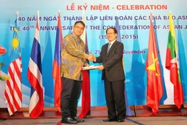  Tổng Thư ký ASEAN Lê Lương Minh trao giải Ảnh báo chí “CAJ tích cực nâng cao nhận thức về biến đổi khí hậu”. (Ảnh: Minh Quyết/TTXVN)