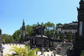 Du khách tham quan lăng Khải Định. (Ảnh: Nhật Anh/TTXVN)