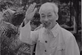 Hồ Chí Minh - Gương đạo đức cách mạng và thực hiện tập trung dân chủ