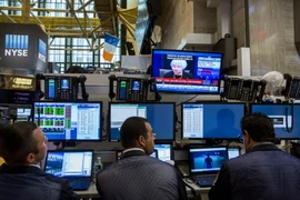 Giao dịch viên làm việc tại sàn giao dịch chứng khoán New York. (Nguồn: Reuters/TTXVN)