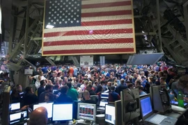 Giao dịch viên làm việc tại sàn giao dịch chứng khoán New York. (Nguồn: AFP/TTXVN)