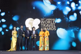 Đại diện Vietnam Airlines đón nhận giải thưởng uy tín tại World Travel Awards Asia 2019. (Ảnh: CTV/Vietnam+)