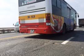 Dù đã trải quan nhiều đợt sửa chữa, những vết rạn nứt vẫn xuất hiện trên mặt cầu Thăng Long. (Ảnh: Việt Hùng/Vietnam+)