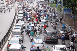 Xe máy vẫn là phương tiện đi lại chủ đạo của người dân ít nhất trong thời gian tới. (Ảnh: Doãn Đức/Vietnam+)