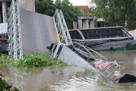 Hiện trường cầu Tân Nghĩa (huyện Cao Lãnh, tỉnh Đồng Tháp) bị sập nhịp giữa. (Ảnh: Chương Đài/ TTXVN)