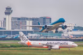 Vietnam Airlines và Jetstar Pacific đã vận chuyển hơn 7 triệu khách trong cao điểm Hè. (Ảnh: CTV/Vietnam+)