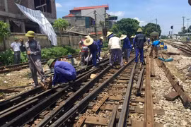 Công nhân sửa chữa ray đường sắt. (Ảnh: Việt Hùng/Vietnam+)