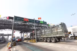 Dự án thu phí tự động không dừng đang liên tục gặp nhiều khó khăn, vướng mắc và có nguy cơ không hoàn thành đúng tiến độ sau khi nhà đầu tư dọa trả dự án. (Ảnh: Huy Hùng/Vietnam+)