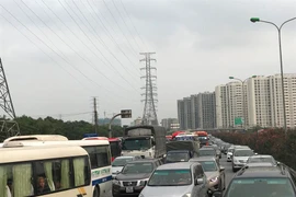 Nút giao cửa ngõ Pháp Vân ken ùn tắc cục bộ, các xe nhích từng mét do tuyến đường cao tốc đang triển khai thi công mở rộng 4 làn. (Ảnh: Việt Hùng/Vietnam+)