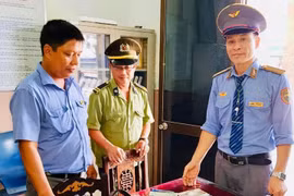 Tổ tàu SE3 bàn giao tài sản hành khách bỏ quên để trao trả. (Ảnh: Câu lạc bộ đam mê đường sắt)