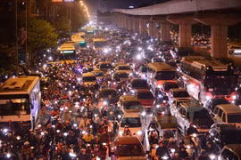 Việc thu phí ôtô đi vào nội đô sẽ góp phần làm giảm ùn tắc giao thông và ô nhiễm môi trường. (Ảnh: PV/Vietnam+)