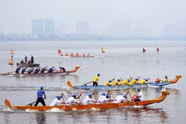 Lễ hội Bơi chải thuyền rồng Hà Nội mở rộng năm 2019 có 33 đoàn với 43 đội tranh tài trong 2 ngày 16-17/2. (Ảnh: Việt Hùng/Vietnam+)