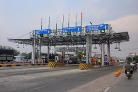 Thu phí tự động không dừng liên tục bị chậm tiến độ. (Ảnh: Việt Hùng/Vietnam+)