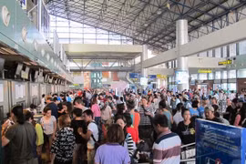 Hành khách sẽ bị ảnh hưởng đi lại tại sân bay miền Trung do ảnh hưởng của cơn bão số 6 đổ bộ vào. (Ảnh: Việt Hùng/Vietnam+)